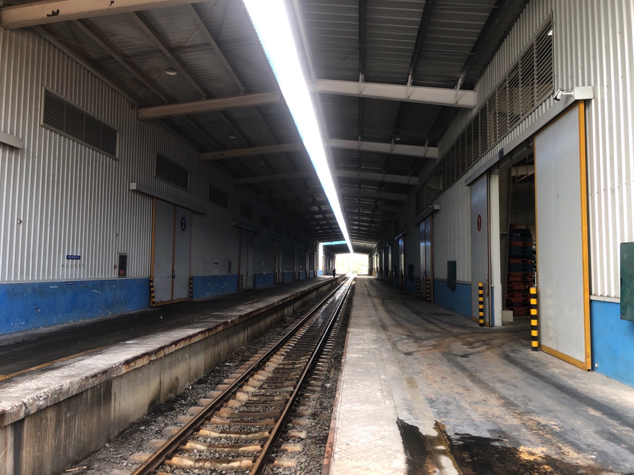 Rail track reaching the Nanning warehouse